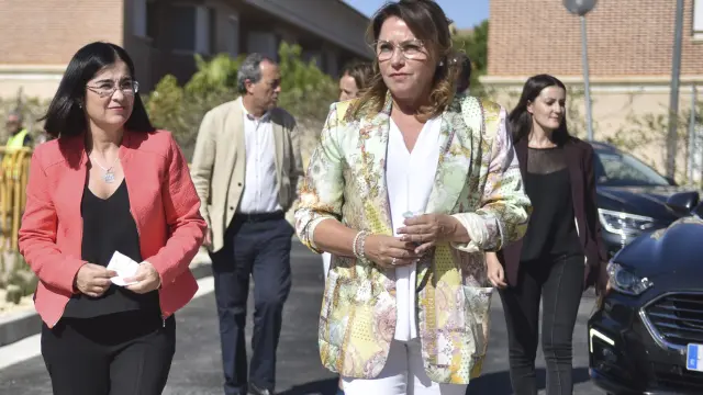 La consejera Repollés, a la izquierda, acompañando a la ministra Carolina Darias en su visita al Hospital San Jorge de Huesca junto a la delegada del Gobierno, Rosa Serrano.