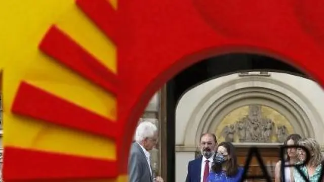 El Presidente de Aragón, Javier Lambán, y la delegada territorial de la ONCE, Raquel Pérez Valcárcel, presentan el cupón que la ONCE dedica al 40 aniversario del Estatuto de Autonomía de Aragón el próximo 10 de agosto.