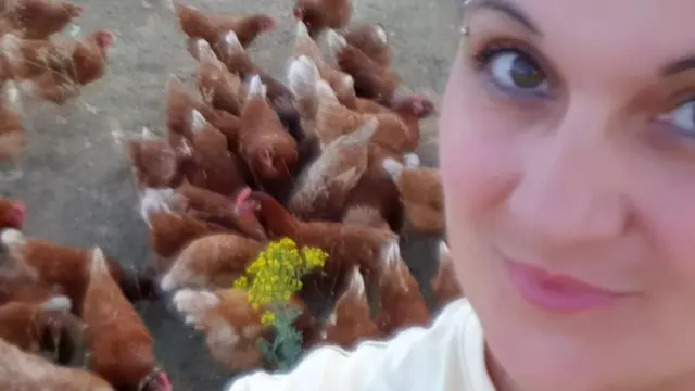 Ana Belén Andreu junto a algunas de sus gallinas en la Granja Oriche.