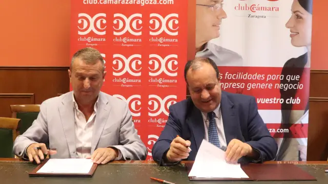 El director general de la Cámara de Comercio de Zaragoza, José Miguel Sánchez, ha firmado un convenio con los abogados Silvia Plaza y José Antonio Visús del despacho jurídico Ilex Abogados/Hispajuris.