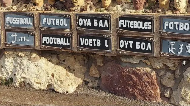 Alegoría del fútbol, escrito en diversos idiomas del mundo, en la entrada de las instalaciones del Marbella Football Center, sede de la concentración del Real Zaragoza estos días.