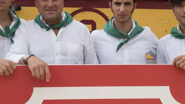 Los novilleros Jorge Mallén, Porta Miravé e Ignacio Boné junto al profesor de la Escuela Taurina Oscense, Pablo Ciprés.
