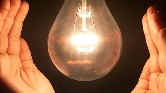 Una de las antiguas bombillas de filamento.