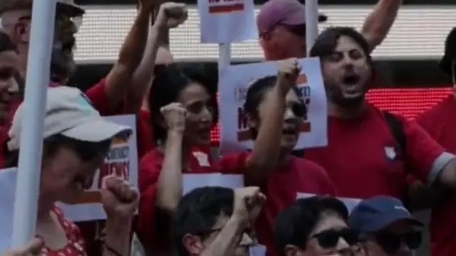 Protesta de trabajadores de Reuters ante la sede de Nueva York.