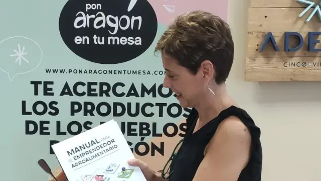 Rosa Rived, coordinadora del ‘Manual para el emprendedor agroalimentario’, en la sede de Pon Aragón en tu mesa.