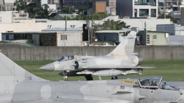 Dos aviones de combate Mirage 2000-5 en la base aérea de Hsinchu, en Taiwán. TAIWAN USA CHINA DEFENSE