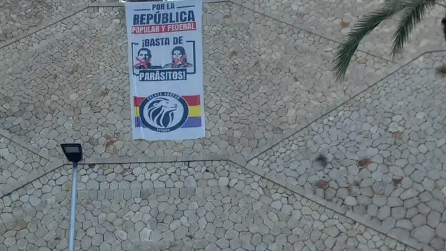 Pancarta contra la monarquía, colocada cerca del palacio de Marivent, en Palma.