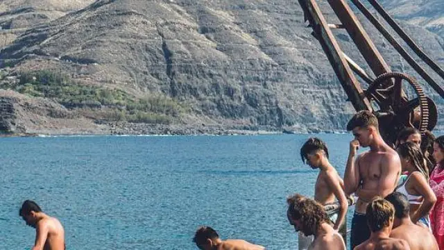 Varios bañistas saltan al mar en Agaete.