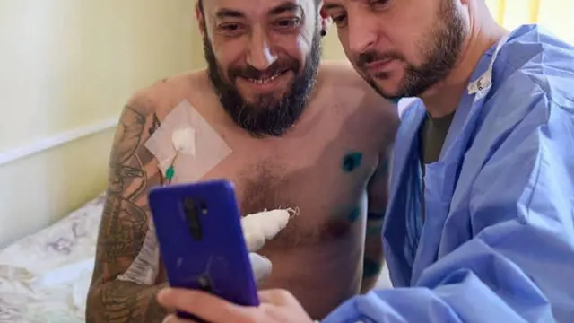 Juan recibe la visita del presidente de Ucrania en el hospital donde se recupera de sus heridas.