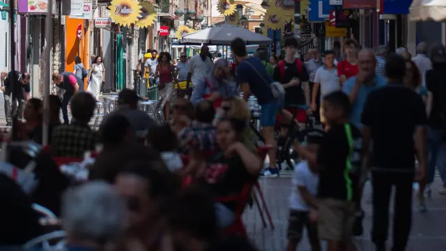 La animada calle Delicias, con los nuevos toldos que no convencen a los comerciantes.