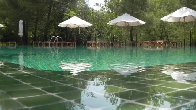 El complejo cuenta con elementos naturales, pero también con una piscina.