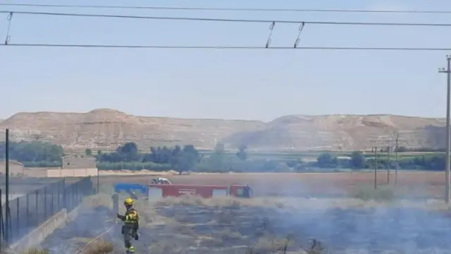Los bomberos de la DPZ trabajan en un incendio a la altura de Velilla de Ebro.