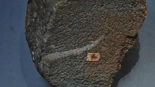 El meteorito aragonés, tal y como se expone en el Museo Nacional de Ciencias Naturales.