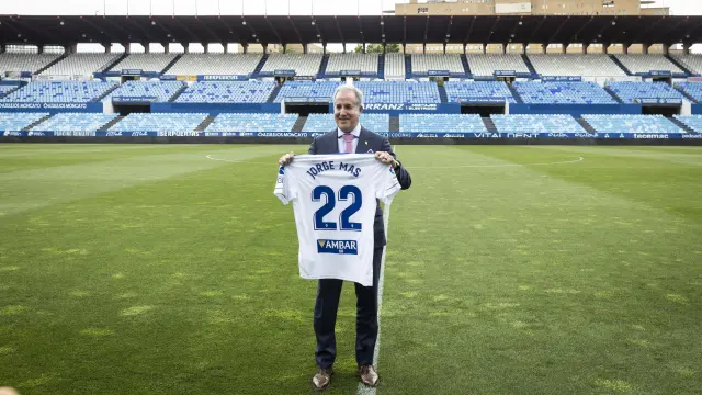 Jorge Mas, con la camiseta del Real Zaragoza, en el césped del estadio de La Romareda.