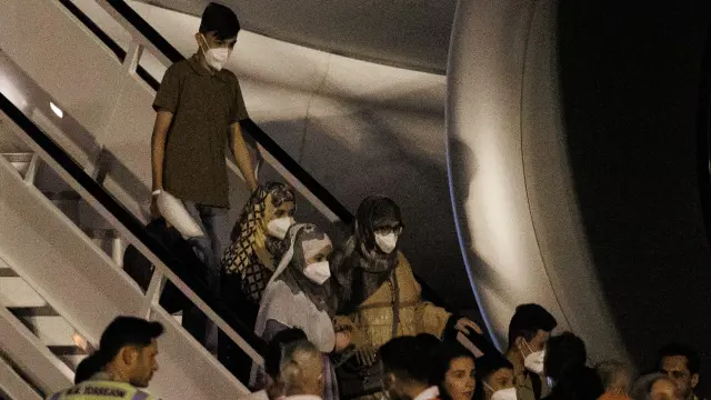 Refugiados afganos llegan a la Base Aérea de Torrejón de Ardoz, este miércoles.