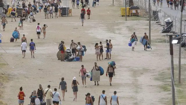 Numerosos jóvenes abandonan el recinto del Festival Medusa de Cullera, este sábado.