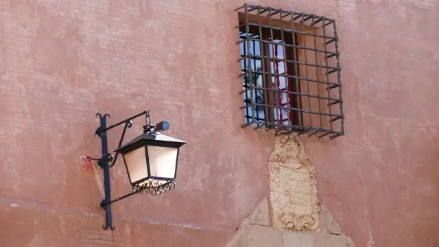 Ejemplo de ubicación, en una farola, de una de las cámaras de vigilancia previstas en Albarracín.
