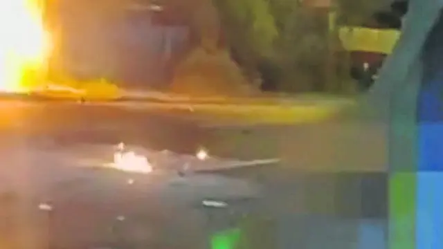 Alexander Dugin se lleva las manos a la cabeza al observar el coche en llamas en el que viajaba su hija.