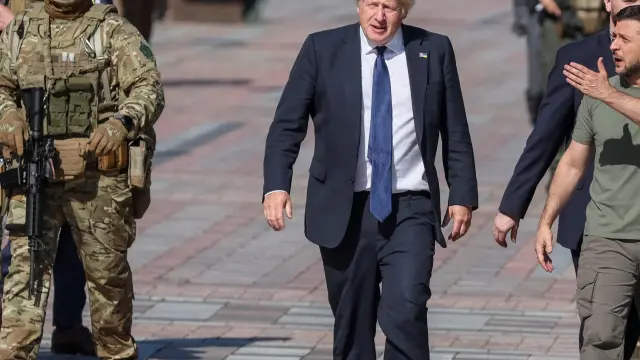 El Primer Ministro británico Boris Johnson y el Presidente ucraniano Volodymyr Zelenskiy caminan por Kiev.
