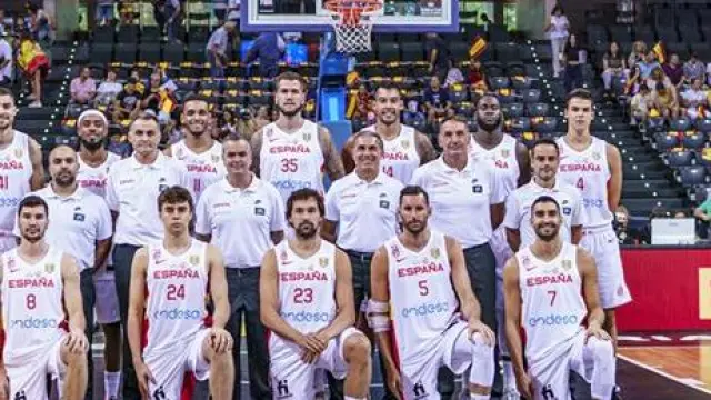 El combinado español de baloncesto, antes del partido con Islandia.