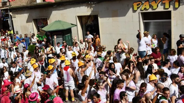 Zuera ha comenzado sus fiestas en honor a San Licer con el chupinazo, en la plaza de España, esta mañana.