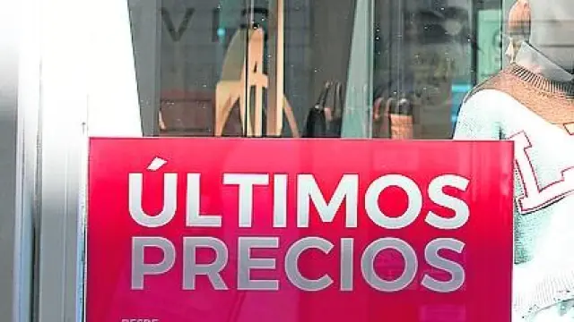 Los carteles en los escaparates de las tiendas de Zaragoza anuncian los últimas rebajas.
