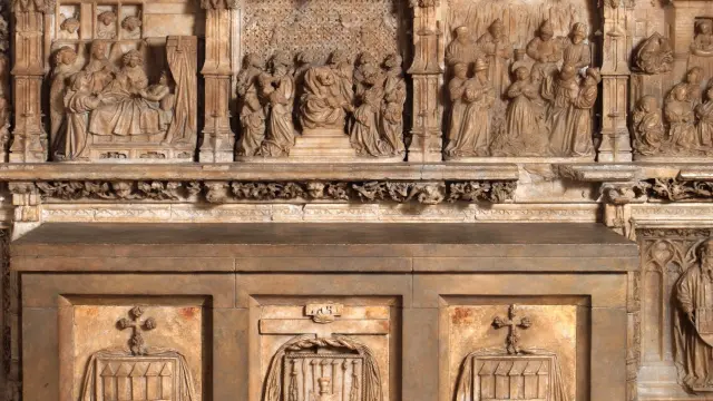 El altar y predela de Dalmau de Mur tiene cinco bellas escenas esculpidas.