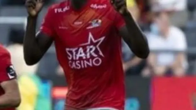 Makhtar Gueye celebra uno de sus goles con el Oostende FC, su club en Bélgica.