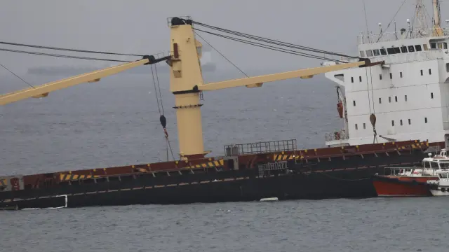 El buque granelero 0S 35, que ha colisionado esta noche con el buque gasero Adam LNG en la Bahía de Algeciras.
