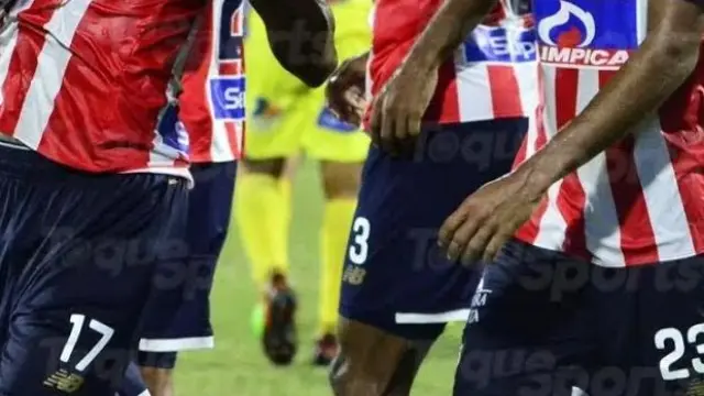 Fuentes, con el número 17 en su pantalón, celebra un gol con el Junior de Barranquilla colombiano, su club de siempre.