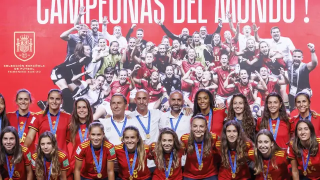 Las flamantes campeonas del mundo entraron en el Salón Luis Aragonés en medio del pasillo que les habían preparado las jugadoras de la absoluta.