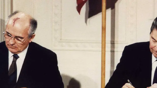Ronald Reagan y Mijail Gorbachov firman el tratado sobre Fuerzas Nucleares de Alcance Intermedio en la Casa Blanca, el 8 de diciembre de 1987.