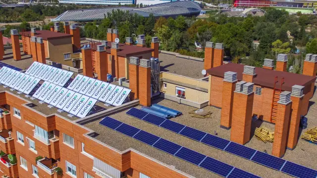 Instalación de paneles solares híbridos en un edificio de viviendas.