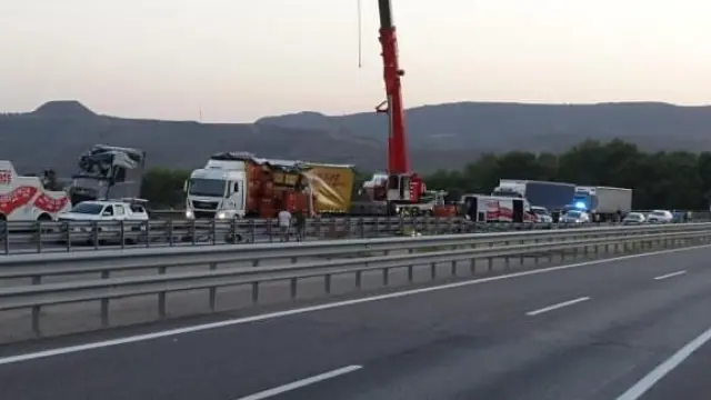 Las grúas intentando retirar los camiones que colisionaron en el primer accidente.