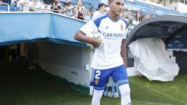 Gabriel Fuentes, nuevo lateral zurdo del Real Zaragoza, este jueves en su presentación en La Romareda.