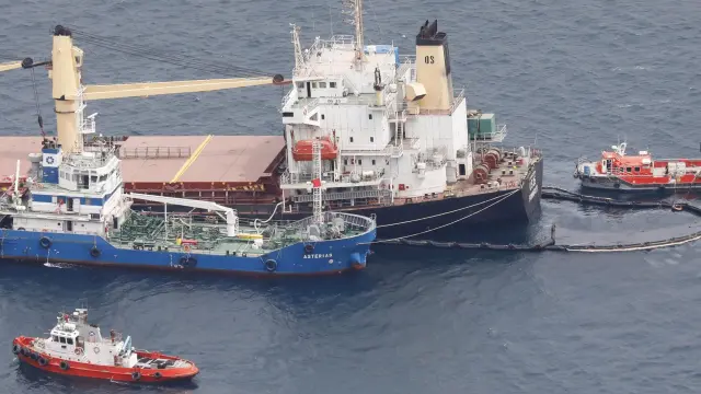 Extracción de combustible del barco varado en Gibraltar.
