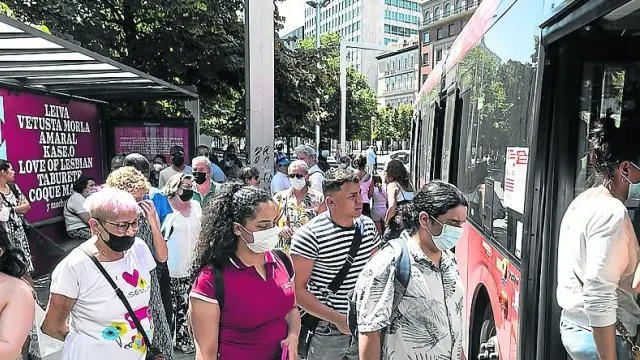 Usuarios del servicio de transportes urbano durante uno de los días de huelga del pasado mes de agosto