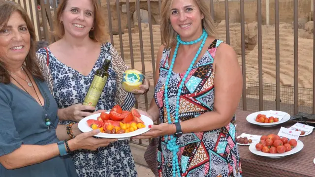 Amparo Llamazares, Jennifer Marín y Carmen Urbano, mostrando los tomates de la degustación.
