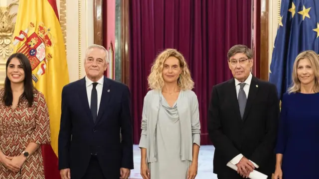 La presidenta del Congreso, Meritxell Batet, recibe a la delegación aragonesa