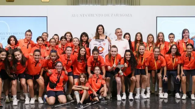 La concejala delegada de Deportes del Ayuntamiento de Zaragoza, Cristina García, ha recibido este miércoles en el consistorio a una representación del Fútbol Sala Femenino FSF César Augusta.
