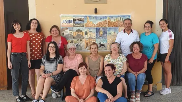Las autoras del mural colectivo de cerámica que se presenta este viernes en Juslibol.