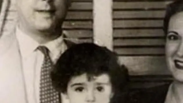 Corita, con 4 años, y sus padres Juan y Corita