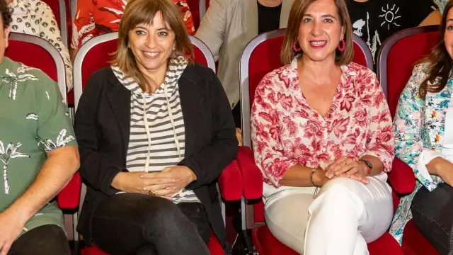Los actores de 'Oregón TV', junto a la vicealcaldesa Sara Fernández y María de Miguel, directora de Medios de la Corporación Aragonesa de Radio y Televisión,
