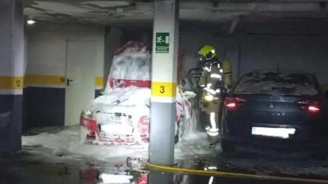 Los dos vehículos afectados por el incendio declarado en el garaje.