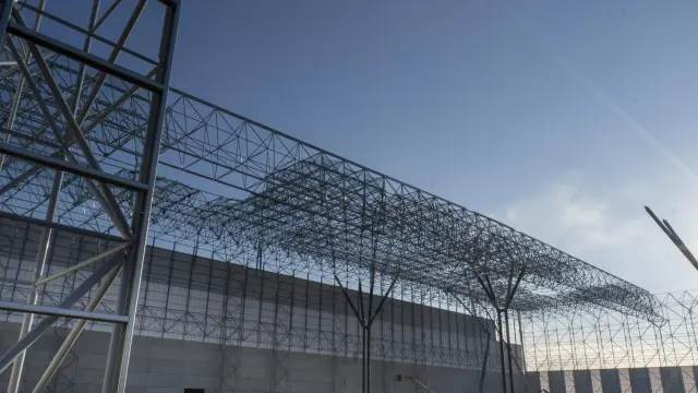 Un aspecto de las obras de construcción del gran hangar en el aeropuerto de Teruel.