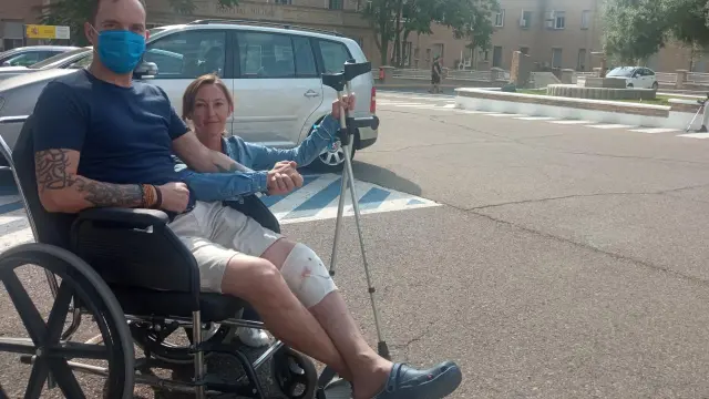 Maxym, herido de guerra ucraniano, con la voluntaria Inga Yakorleva, esta mañana al salir del Hospital Militar donde le dejaron la silla de ruedas donada por una familia de Épila.