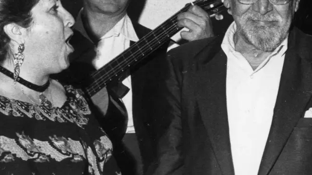 Mercedes Soro, a la izquierda, cantándole una jota en Zaragoza al escritor Ramón J. Sender cuando este regresó del exilio.