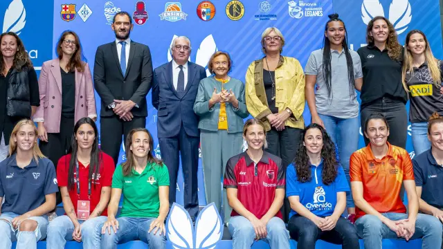 Foto de familia de la presentación de la Liga Femenina Endesa 2022-23.