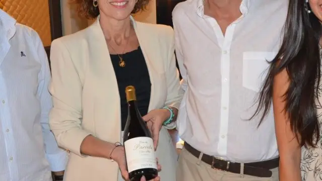Paula Yago, con una botella de Viña Alta, junto a su equipo.