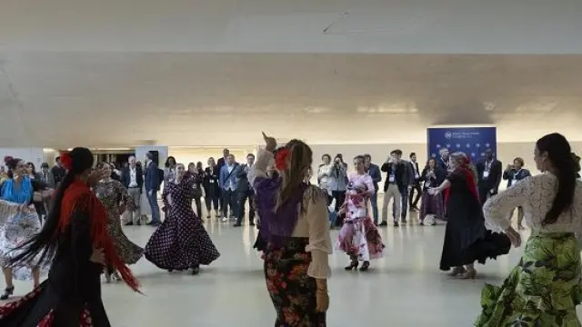 El grupo de flamenco que dirige la coreógrafa y bailaora aragonesa Carlota Benedí, en el ‘hall’ del Palacio de Congresos.